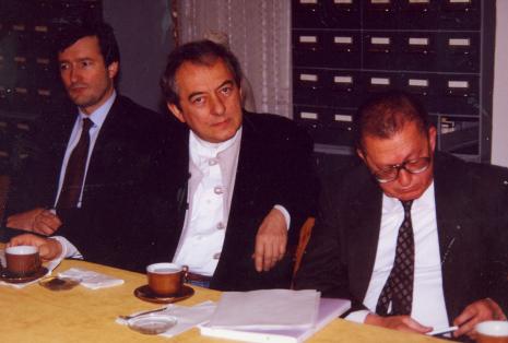 Konferencja prasowa w czytelni biblioteki ms, od lewej attache ambasady Francji, Daniel Buren, dyr. Ryszard Stanisławski (ms)